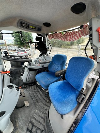 New Holland T7060 Tractor