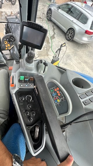 New Holland T7060 Tractor