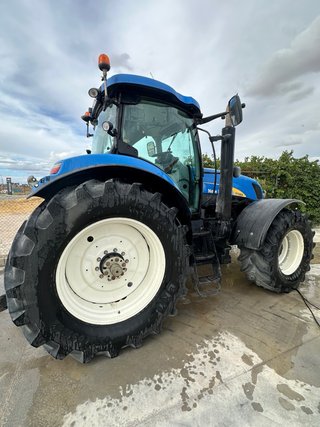 New Holland T7060 Tractor