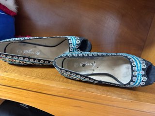 Zapatos de tacón negros con bordado