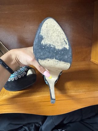 Zapatos de tacón negros con bordado