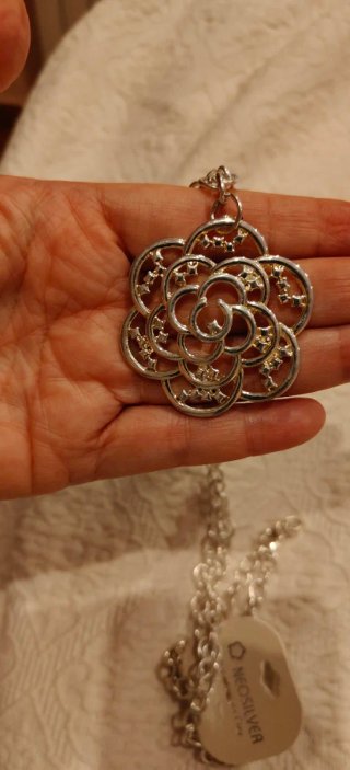 Collar plateado con colgante de flor