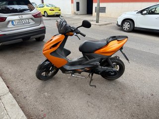 Yamaha Aerox Naranja y Negra