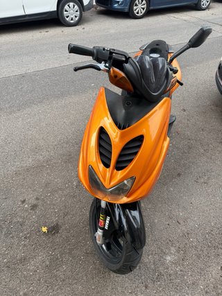 Yamaha Aerox Naranja y Negra