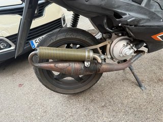 Yamaha Aerox Naranja y Negra