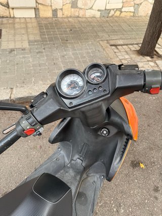 Yamaha Aerox Naranja y Negra