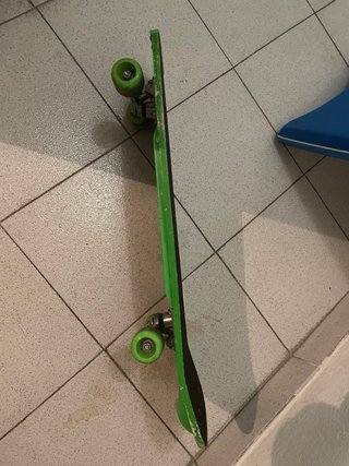 Patinete negro con detalle verde