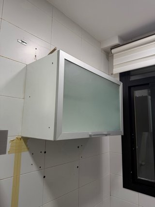 Mueble vitrina pared cristal y metal