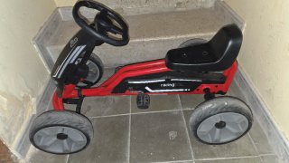 Kart a pedales rojo y negro. En buen estado