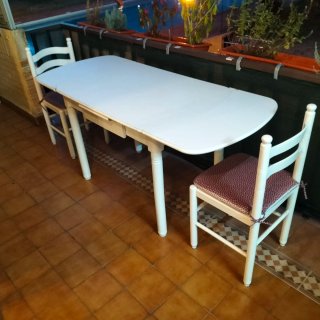 Mesa de cocina blanca extensible con cajón.
