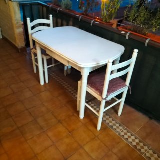 Mesa de cocina blanca extensible con cajón.