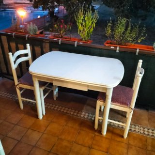 Mesa de cocina blanca extensible con cajón.