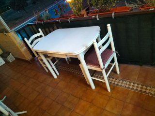 Mesa de cocina blanca extensible con cajón.