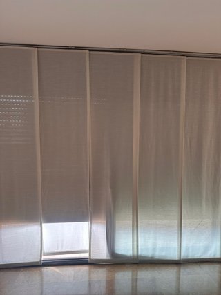 Cortinas de tela beige y blancas