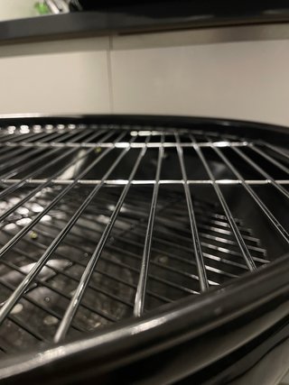 Barbacoa de carbón negra con ruedas y tapa