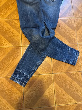 Pantalón pitillo azul desgastado