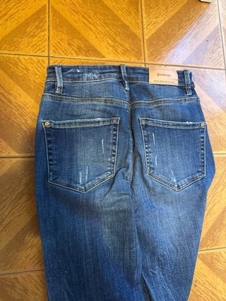 Pantalón pitillo azul desgastado