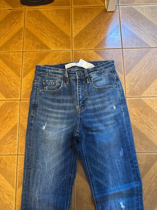 Pantalón pitillo azul desgastado