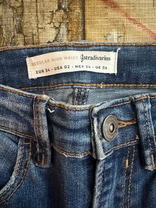 Pantalón pitillo azul desgastado