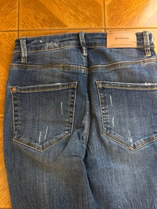 Pantalón pitillo azul desgastado
