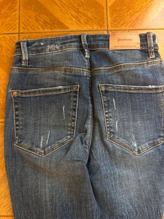 Pantalón pitillo azul desgastado