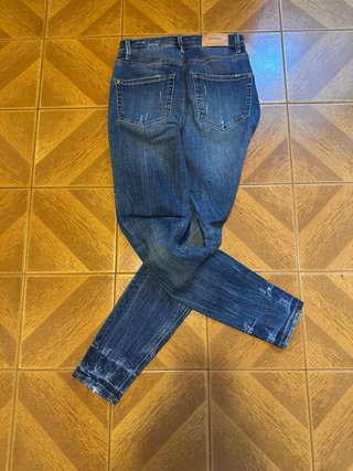 Pantalón pitillo azul desgastado
