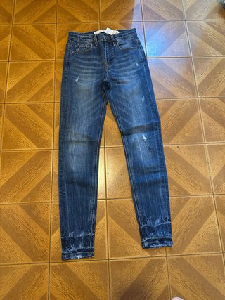Pantalón pitillo azul desgastado