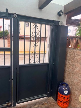 Puerta de hierro garaje y peatonal .
