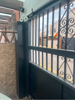 Puerta de hierro garaje y peatonal .