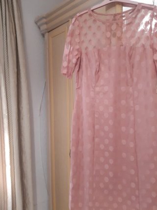 Vestido de fiesta rosa con lunares