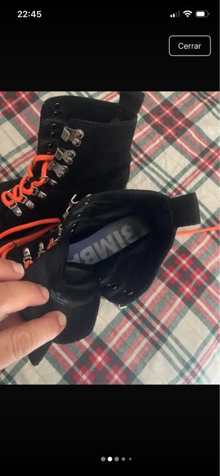 Botas negras con cordones naranjas