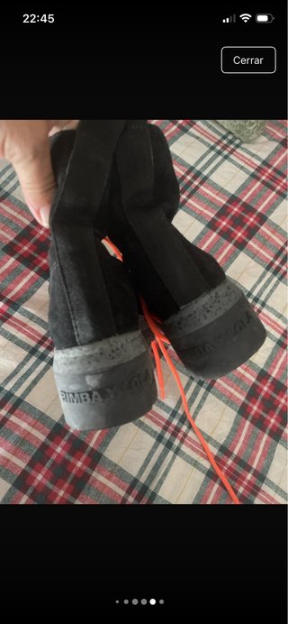 Botas negras con cordones naranjas
