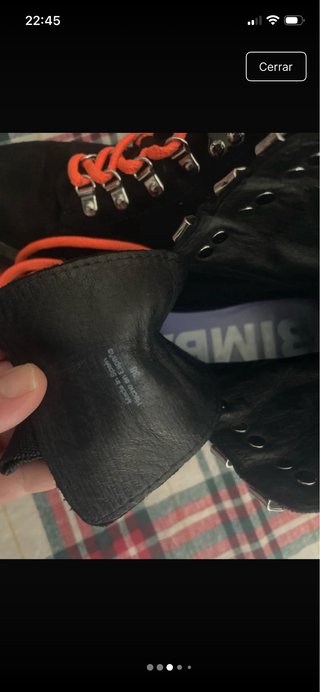 Botas negras con cordones naranjas