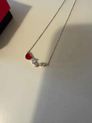 Collar plata con corazón rojo