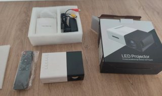Proyector LED Blanco y Negro