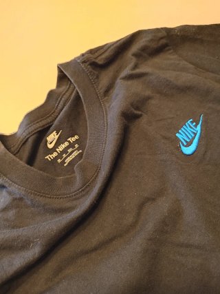 Camiseta Nike Negra con Logo Azul-Talla XS
