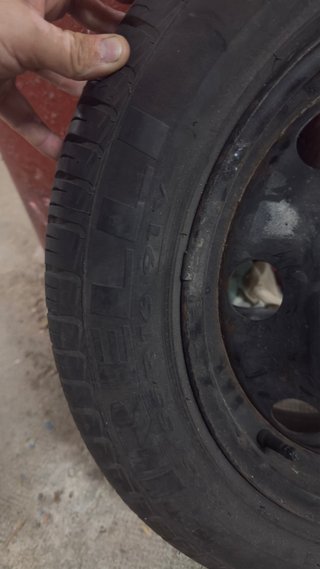 Llanta de repuesto Peugeot con gato