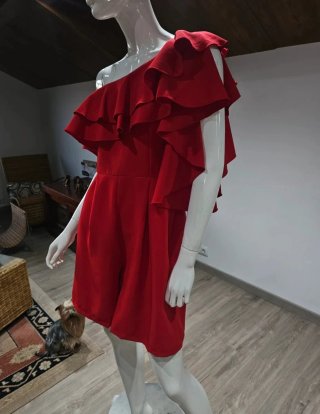 Mono corto rojo con volantes