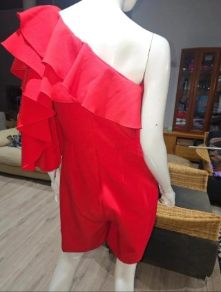 Mono corto rojo con volantes