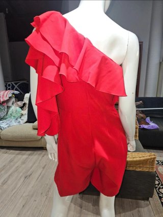 Mono corto rojo con volantes