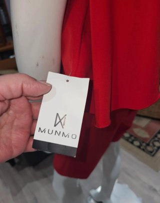 Mono corto rojo con volantes