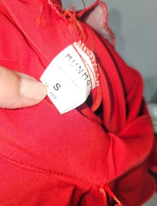 Mono corto rojo con volantes