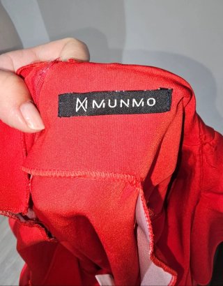 Mono corto rojo con volantes