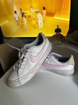 Zapatillas Nike blancas y rosas