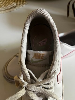 Zapatillas Nike blancas y rosas
