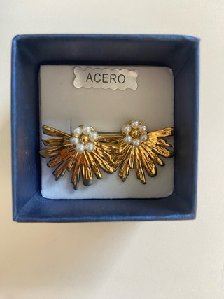 Pendientes dorados con perlas