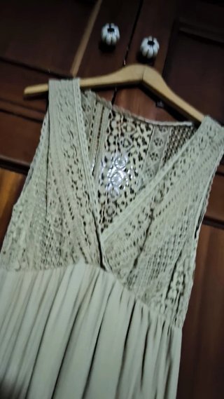 Vestido largo beige con encaje