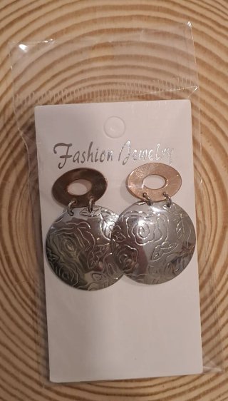 Pendientes largos con diseño floral