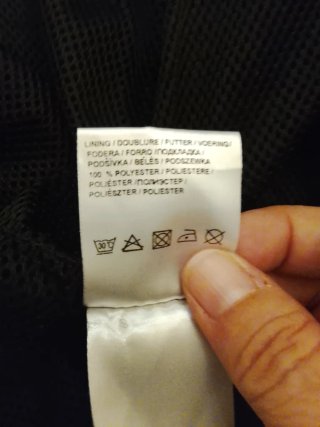 Cazadora negra multibolsillos con capucha