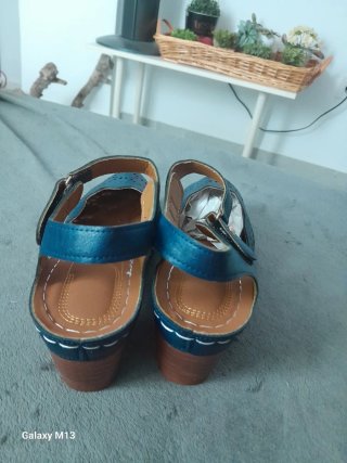 Zapatos azules con diseño calado